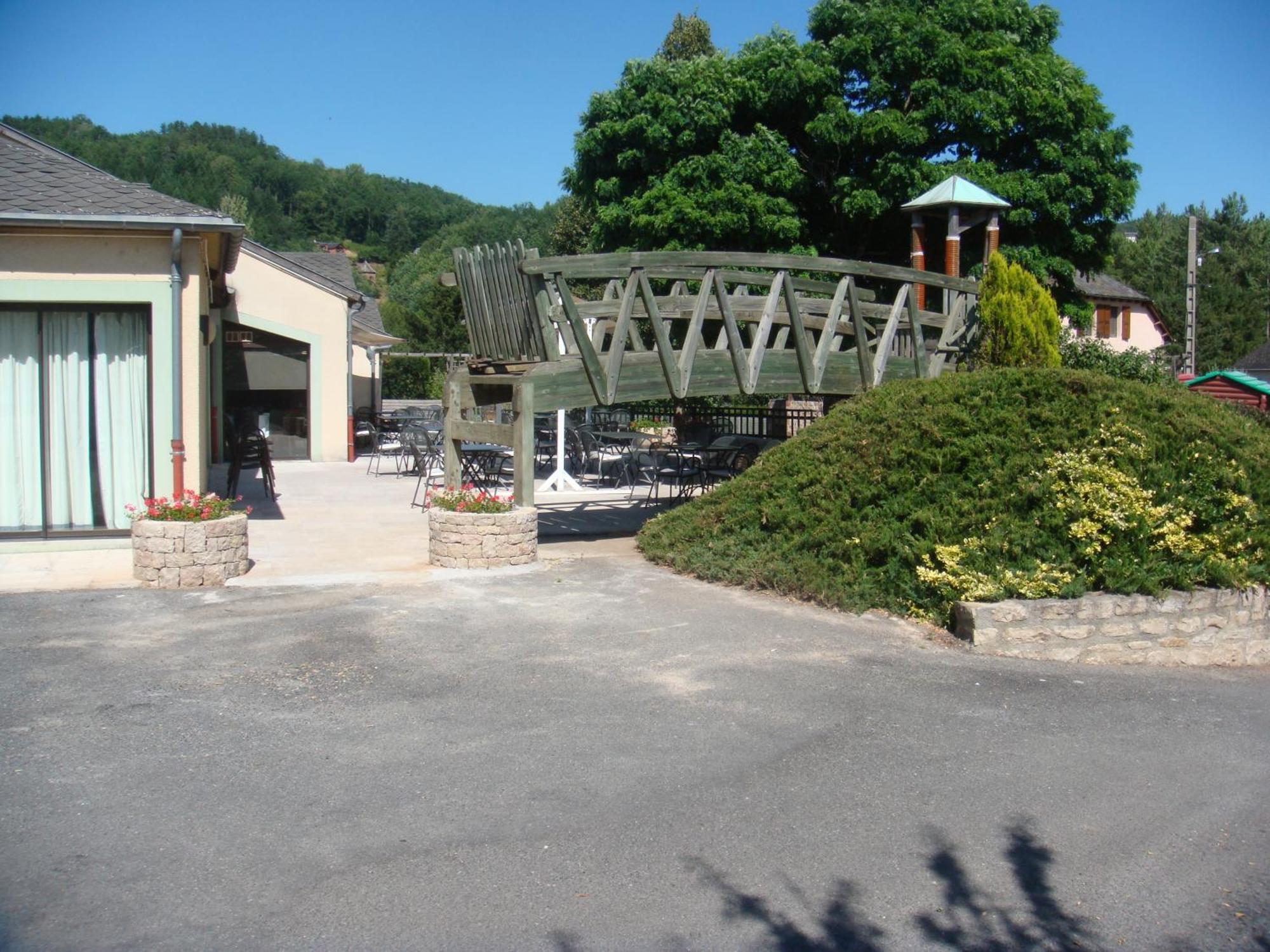 Hotel-Restaurant Le Calice Du Gevaudan - A75 Banassac Eksteriør bilde