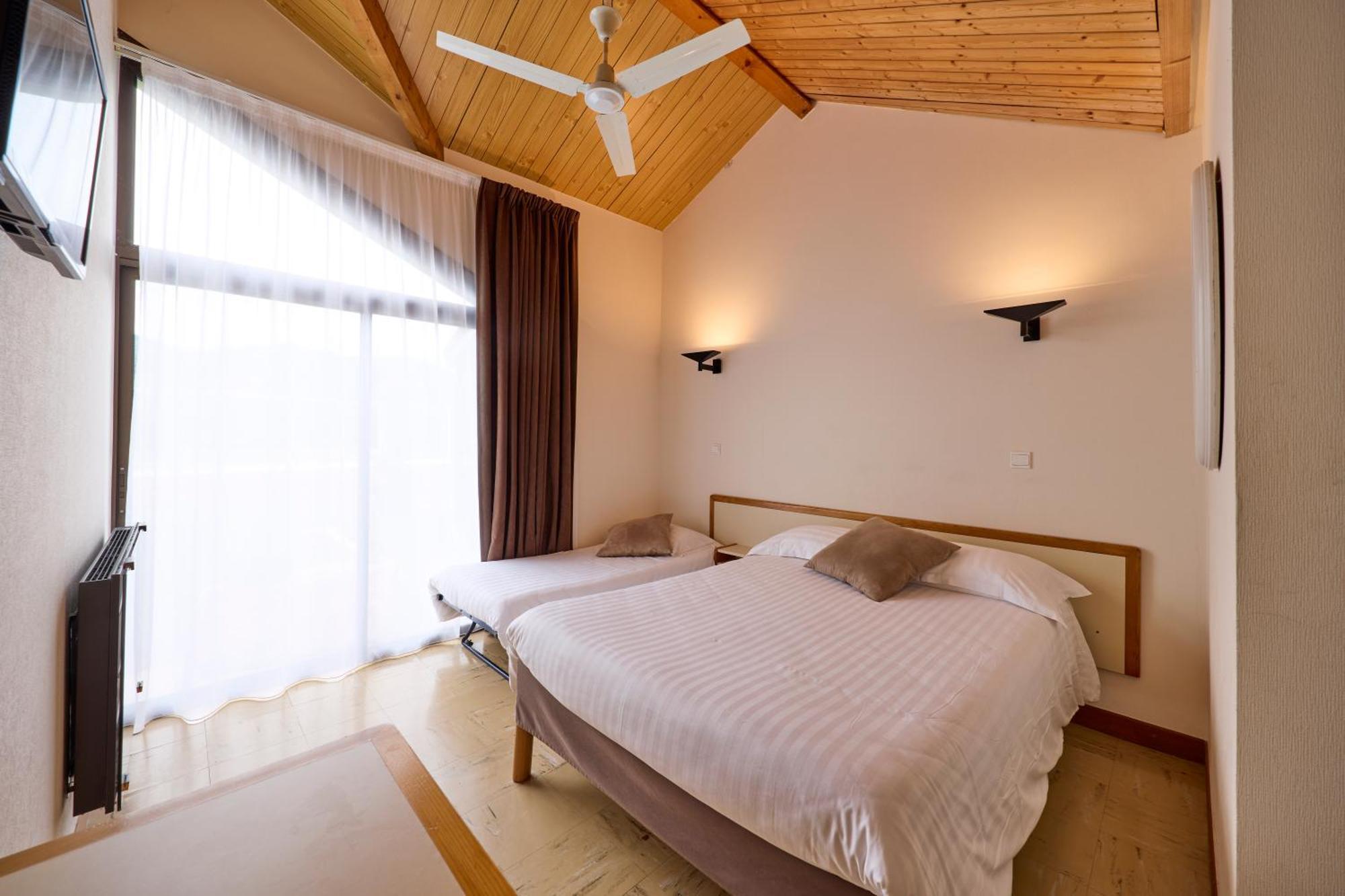 Hotel-Restaurant Le Calice Du Gevaudan - A75 Banassac Eksteriør bilde